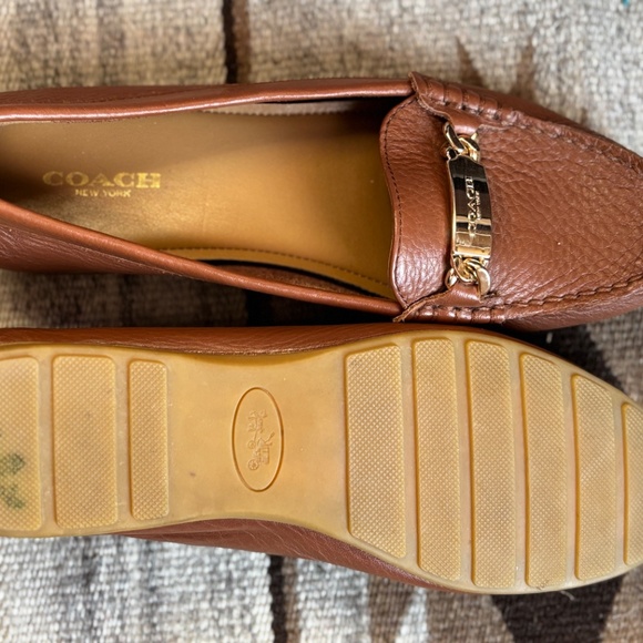 Coach Olive Loafer Flats, Tan Pebbled Leather, Gold Chain Hardware, Size 6B - Picture 3 of 8